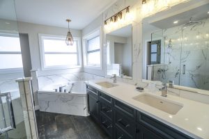 Banheiro produzido em porcelanato marmorizado